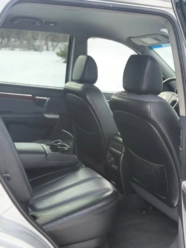 Hyundai santa fe, 2.7 л (190 л. С) 4wd. Двигатель - (g6ea) считается лучшим в линейке, работает идеально, едва слышно, масло свежее, комплект грм с помпой заменён в ноябре 2025г. Автомат переключает отлично, никаких толчков, пинков и пробуксовок, частичная замена масла произведена в сентябре месяце. Ходовая часть обслуживалась в конце декабря, нареканий нет. Техосмотр пройден. Авто готово к оформлению.

Оригинальный птс. Автотека зелёная. Без дтп. Родной окрас кузова. Гнили, ржавчины - нету. Днище, пороги и арки - целые. Остекление заводское включая лобовое стекло. Резины два комплекта. Я собственник, автомобиль на местном учёте (180 регион) свежий техосмотр в подарок. Торги исключены.

Цена : 950,000 рублей.

Территориально находится в г макеевка (центр)

Контакты : +7 (949) 363-52-68 - фотография - 8