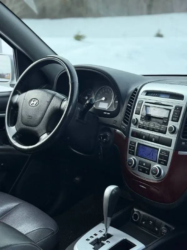 Hyundai santa fe, 2.7 л (190 л. С) 4wd. Двигатель - (g6ea) считается лучшим в линейке, работает идеально, едва слышно, масло свежее, комплект грм с помпой заменён в ноябре 2025г. Автомат переключает отлично, никаких толчков, пинков и пробуксовок, частичная замена масла произведена в сентябре месяце. Ходовая часть обслуживалась в конце декабря, нареканий нет. Техосмотр пройден. Авто готово к оформлению.

Оригинальный птс. Автотека зелёная. Без дтп. Родной окрас кузова. Гнили, ржавчины - нету. Днище, пороги и арки - целые. Остекление заводское включая лобовое стекло. Резины два комплекта. Я собственник, автомобиль на местном учёте (180 регион) свежий техосмотр в подарок. Торги исключены.

Цена : 950,000 рублей.

Территориально находится в г макеевка (центр)

Контакты : +7 (949) 363-52-68 - фотография - 9