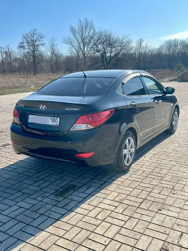 Продам hyundai accent газ евро- 4. Год выпуска 2012. Пробег 241 т. Км. Вложений не требуется. Расходники все заменены. Все работает. Мотор 1,6 в полном порядке. Не дымит, масло не ест. Работает ровно. Установлено газовое оборудование евро- 4. Вписано в птс. Итальянский газовый редуктор tomasetto, баллон под запаску. Коробка механика. Переключается плавно, без рывков, без пинков. Ходовая не стучит. То делались полностью по регламенту. Сайлентблоки, стойки, колодки, все резинки в исправном состоянии. Кондиционер работает морозит. Печка греет. Бортовой компьютер, хорошая музыка, aux, usb, центральный замок, электростеклоподьемники перед и зад. Электрорегулировка, подогрев зеркал. В фарах установлены би-лед линзы. В туманах леды. Свет, как днем. Кузов целый. Стёкла родные. Ржавчины нет. Зимняя резина 185/65 r-15. Домкрат балонник в комплекте. Авто местное. Два ключа. Цена 700 000 рублей. Без торга. Также отдам комплект летних колес на красивых титановых дисках с новой летней резиной +79494354835. Донецк - фотография - 3