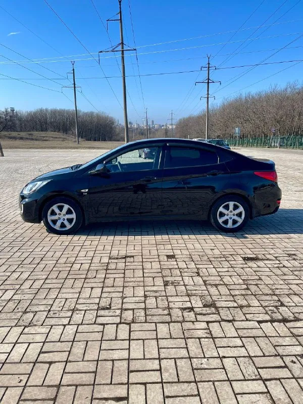 Продам hyundai accent газ евро- 4. Год выпуска 2012. Пробег 241 т. Км. Вложений не требуется. Расходники все заменены. Все работает. Мотор 1,6 в полном порядке. Не дымит, масло не ест. Работает ровно. Установлено газовое оборудование евро- 4. Вписано в птс. Итальянский газовый редуктор tomasetto, баллон под запаску. Коробка механика. Переключается плавно, без рывков, без пинков. Ходовая не стучит. То делались полностью по регламенту. Сайлентблоки, стойки, колодки, все резинки в исправном состоянии. Кондиционер работает морозит. Печка греет. Бортовой компьютер, хорошая музыка, aux, usb, центральный замок, электростеклоподьемники перед и зад. Электрорегулировка, подогрев зеркал. В фарах установлены би-лед линзы. В туманах леды. Свет, как днем. Кузов целый. Стёкла родные. Ржавчины нет. Зимняя резина 185/65 r-15. Домкрат балонник в комплекте. Авто местное. Два ключа. Цена 700 000 рублей. Без торга. Также отдам комплект летних колес на красивых титановых дисках с новой летней резиной +79494354835. Донецк - фотография - 4