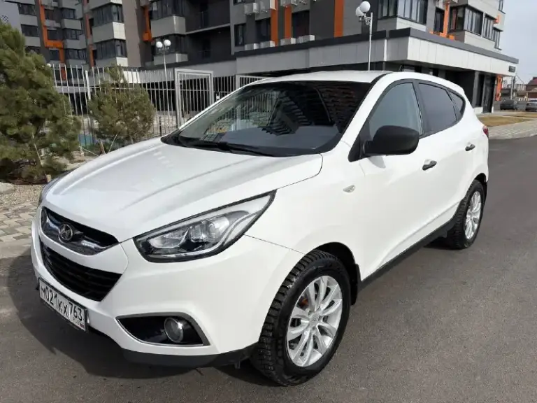 Hyundai ix 35 2014 полный привод
Куплен в салоне в 2015 году
Автомобиль полностью в заводском окрасе.
Зеленая автотека (без дтп и расчетов)
Все стекла и оптика заводские (включая лобовое стекло).
Птс оригинал.
3 Собственника (4 регистрации)
Кузов без каких-либо дефектов. Царапин, вмятин, рыжиков нет.
По технике полностью обслужен. Есть все чеки и заказ наряды с 2015 года по сегодняшний день.
До 2021 года обслуживалась у официального дилера (есть сервисная книжка со всеми отметками)
Двигатель работает ровно, коробка переключает плавно. Течей, запотеваний нет.
Только пройдено т/о
Новые передние тормозные диски и колодки в круг.
Ходовая часть полностью обслужена. Без каких-либо шумов.
Зимняя резина 2024 года в состоянии новой.
Салон в отличном состоянии, не порван, не затерт.
Полный комплект ключей + сигнализация с автозапуском.
Автомобиль абсолютно без вложений. По запросу видео полного обзора и проверка толщиномером. ‼️
Тел. +79495886250
📞 Звоните: +7(949)5886250 - фотография - 1