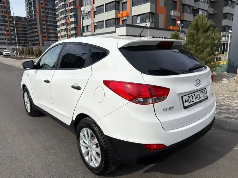 Hyundai ix 35 2014 полный привод
Куплен в салоне в 2015 году
Автомобиль полностью в заводском окрасе.
Зеленая автотека (без дтп и расчетов)
Все стекла и оптика заводские (включая лобовое стекло).
Птс оригинал.
3 Собственника (4 регистрации)
Кузов без каких-либо дефектов. Царапин, вмятин, рыжиков нет.
По технике полностью обслужен. Есть все чеки и заказ наряды с 2015 года по сегодняшний день.
До 2021 года обслуживалась у официального дилера (есть сервисная книжка со всеми отметками)
Двигатель работает ровно, коробка переключает плавно. Течей, запотеваний нет.
Только пройдено т/о
Новые передние тормозные диски и колодки в круг.
Ходовая часть полностью обслужена. Без каких-либо шумов.
Зимняя резина 2024 года в состоянии новой.
Салон в отличном состоянии, не порван, не затерт.
Полный комплект ключей + сигнализация с автозапуском.
Автомобиль абсолютно без вложений. По запросу видео полного обзора и проверка толщиномером. ‼️
Тел. +79495886250
📞 Звоните: +7(949)5886250 - фотография - 3