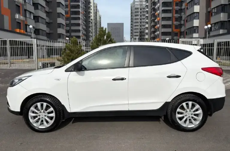 Hyundai ix 35 2014 полный привод
Куплен в салоне в 2015 году
Автомобиль полностью в заводском окрасе.
Зеленая автотека (без дтп и расчетов)
Все стекла и оптика заводские (включая лобовое стекло).
Птс оригинал.
3 Собственника (4 регистрации)
Кузов без каких-либо дефектов. Царапин, вмятин, рыжиков нет.
По технике полностью обслужен. Есть все чеки и заказ наряды с 2015 года по сегодняшний день.
До 2021 года обслуживалась у официального дилера (есть сервисная книжка со всеми отметками)
Двигатель работает ровно, коробка переключает плавно. Течей, запотеваний нет.
Только пройдено т/о
Новые передние тормозные диски и колодки в круг.
Ходовая часть полностью обслужена. Без каких-либо шумов.
Зимняя резина 2024 года в состоянии новой.
Салон в отличном состоянии, не порван, не затерт.
Полный комплект ключей + сигнализация с автозапуском.
Автомобиль абсолютно без вложений. По запросу видео полного обзора и проверка толщиномером. ‼️
Тел. +79495886250
📞 Звоните: +7(949)5886250 - фотография - 5