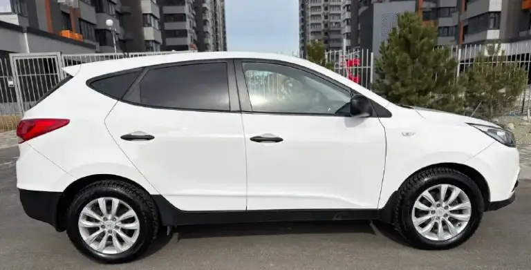 Hyundai ix 35 2014 полный привод
Куплен в салоне в 2015 году
Автомобиль полностью в заводском окрасе.
Зеленая автотека (без дтп и расчетов)
Все стекла и оптика заводские (включая лобовое стекло).
Птс оригинал.
3 Собственника (4 регистрации)
Кузов без каких-либо дефектов. Царапин, вмятин, рыжиков нет.
По технике полностью обслужен. Есть все чеки и заказ наряды с 2015 года по сегодняшний день.
До 2021 года обслуживалась у официального дилера (есть сервисная книжка со всеми отметками)
Двигатель работает ровно, коробка переключает плавно. Течей, запотеваний нет.
Только пройдено т/о
Новые передние тормозные диски и колодки в круг.
Ходовая часть полностью обслужена. Без каких-либо шумов.
Зимняя резина 2024 года в состоянии новой.
Салон в отличном состоянии, не порван, не затерт.
Полный комплект ключей + сигнализация с автозапуском.
Автомобиль абсолютно без вложений. По запросу видео полного обзора и проверка толщиномером. ‼️
Тел. +79495886250
📞 Звоните: +7(949)5886250 - фотография - 6