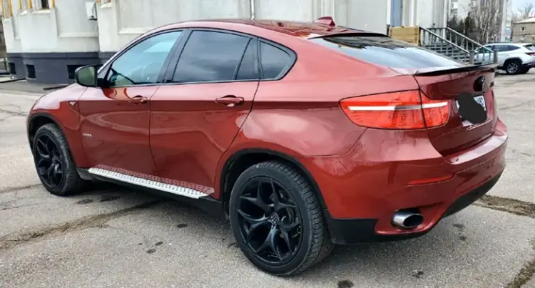 Легендарный bmw x6 в безупречном состоянии! 🔥
​Продаю свой автомобиль, который дарит эмоции каждый день. Настоящий «икс» в заводском m-пакете. Машина для тех, кто ищет живой экземпляр, а не «дрова».
​✅ Основные параметры:
​Год выпуска: 2009
​Двигатель: 3.0 л (306 л. С. ) — идеальное сочетание динамики и налога.
​Пробег: 190.000 км (родной, по состоянию видно).
​Владельцы: 3 по птс.
​Состояние машины — идеальное. Полностью обслужена «от и до», никаких вложений не требует. Мотор сухой, работает ровно, коробка переключает плавно. Салон чистый, не прокуренный. Внешне выглядит очень дерзко благодаря м-пакету.
​💰 Цена: 1 650 000 руб. Реальному покупателю торг💸
📍 Осмотр: г. Донецк
📞 Связь: +7(949)003-60-29 - фотография - 4