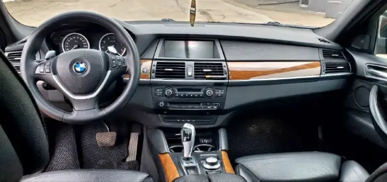 Легендарный bmw x6 в безупречном состоянии! 🔥
​Продаю свой автомобиль, который дарит эмоции каждый день. Настоящий «икс» в заводском m-пакете. Машина для тех, кто ищет живой экземпляр, а не «дрова».
​✅ Основные параметры:
​Год выпуска: 2009
​Двигатель: 3.0 л (306 л. С. ) — идеальное сочетание динамики и налога.
​Пробег: 190.000 км (родной, по состоянию видно).
​Владельцы: 3 по птс.
​Состояние машины — идеальное. Полностью обслужена «от и до», никаких вложений не требует. Мотор сухой, работает ровно, коробка переключает плавно. Салон чистый, не прокуренный. Внешне выглядит очень дерзко благодаря м-пакету.
​💰 Цена: 1 650 000 руб. Реальному покупателю торг💸
📍 Осмотр: г. Донецк
📞 Связь: +7(949)003-60-29 - фотография - 8
