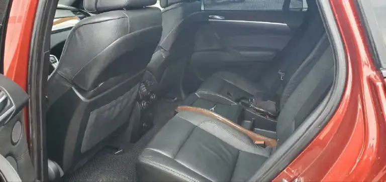Легендарный bmw x6 в безупречном состоянии! 🔥
​Продаю свой автомобиль, который дарит эмоции каждый день. Настоящий «икс» в заводском m-пакете. Машина для тех, кто ищет живой экземпляр, а не «дрова».
​✅ Основные параметры:
​Год выпуска: 2009
​Двигатель: 3.0 л (306 л. С. ) — идеальное сочетание динамики и налога.
​Пробег: 190.000 км (родной, по состоянию видно).
​Владельцы: 3 по птс.
​Состояние машины — идеальное. Полностью обслужена «от и до», никаких вложений не требует. Мотор сухой, работает ровно, коробка переключает плавно. Салон чистый, не прокуренный. Внешне выглядит очень дерзко благодаря м-пакету.
​💰 Цена: 1 650 000 руб. Реальному покупателю торг💸
📍 Осмотр: г. Донецк
📞 Связь: +7(949)003-60-29 - фотография - 9
