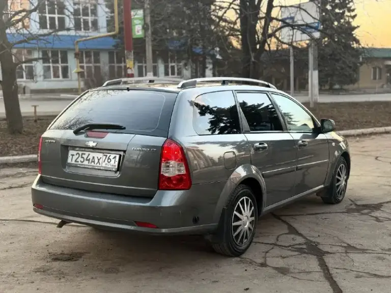 Chevrolet lacetti!
2012 Года выпуска
Газ-бензин евро4
Мотор 1.6. 109 л. С.
Механика
Кондиционер.
Гидроусилитель руля.
4 Электростеклоподьемника.
Электрорегулировка зеркал.
Система abs.
Подушки безопасности airbag.
Подогрев заднего стекла, подогревы зеркал заднего вида.
Автомобиль в отличном техническом состоянии. Мотор не троит, не дымит, работает ровно, масло от замены до замены. Коробка работает отлично все скорости включаются без хруста. Подвеска сбитая без лишних посторонних звуков, машина уверенно держит дорогу. По электрике работает абсолютно все.
На крыше установлены заводские рейлинги.
Кузов в хорошем состоянии, дно, арки, пороги, низа дверей целые.
Автомобиль полностью комплектный( запаска, домкрат, балонный ключ)
По электрике все исправно, работает каждая кнопка.
Автомобиль на новой зимней резине yokohama. Летняя резина тоже в комплекте.
Юридически чиста
Г. Макеевка.
Цена: 595000р
Торг
+79493935825
+79495358342 - фотография - 4