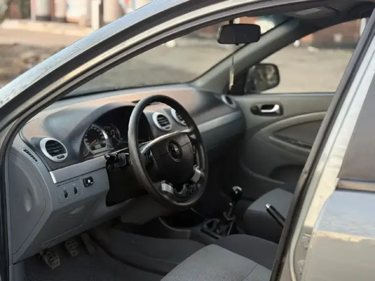 Chevrolet lacetti!
2012 Года выпуска
Газ-бензин евро4
Мотор 1.6. 109 л. С.
Механика
Кондиционер.
Гидроусилитель руля.
4 Электростеклоподьемника.
Электрорегулировка зеркал.
Система abs.
Подушки безопасности airbag.
Подогрев заднего стекла, подогревы зеркал заднего вида.
Автомобиль в отличном техническом состоянии. Мотор не троит, не дымит, работает ровно, масло от замены до замены. Коробка работает отлично все скорости включаются без хруста. Подвеска сбитая без лишних посторонних звуков, машина уверенно держит дорогу. По электрике работает абсолютно все.
На крыше установлены заводские рейлинги.
Кузов в хорошем состоянии, дно, арки, пороги, низа дверей целые.
Автомобиль полностью комплектный( запаска, домкрат, балонный ключ)
По электрике все исправно, работает каждая кнопка.
Автомобиль на новой зимней резине yokohama. Летняя резина тоже в комплекте.
Юридически чиста
Г. Макеевка.
Цена: 595000р
Торг
+79493935825
+79495358342 - фотография - 7