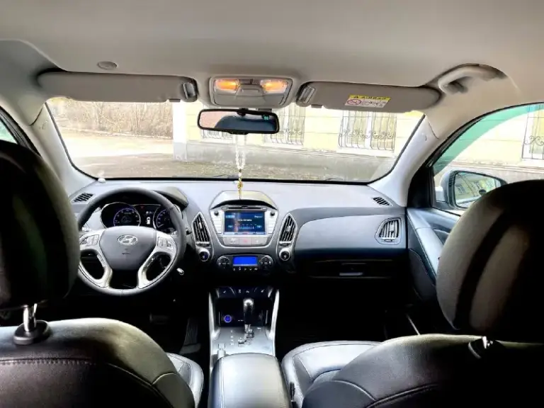 Предлагаю к вашему вниманию hyundai ix 35 2013г. Restyling 4wd 2.0at. Автомобиль в идеальном состоянии. Мотор работает без посторонних звуков. Коробка работает идеально, переключает плавно без тычков и пинков. Пробег 182.ooo. Все стекла в круг родные. По ходовой без нареканий. Пред максимальная комплектация в которую входит: комбинирование кожаные сиденье, подогревы всех сидений, подогрев руля, магнитола с сенсорным экраном и bluetooth, сигнализация starline, датчик света, датчик дождя, камера заднего вида и многое другое.
Любые проверки на любом вашем сто цена 1,420🍋 торг.
Все вопросы по 📞+7-949-522-70-98📞 - фотография - 10