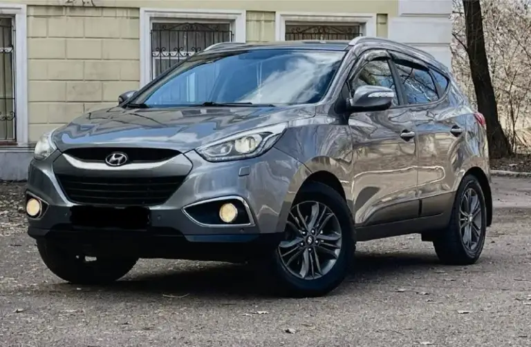 Предлагаю к вашему вниманию hyundai ix 35 2013г. Restyling 4wd 2.0at. Автомобиль в идеальном состоянии. Мотор работает без посторонних звуков. Коробка работает идеально, переключает плавно без тычков и пинков. Пробег 182.ooo. Все стекла в круг родные. По ходовой без нареканий. Пред максимальная комплектация в которую входит: комбинирование кожаные сиденье, подогревы всех сидений, подогрев руля, магнитола с сенсорным экраном и bluetooth, сигнализация starline, датчик света, датчик дождя, камера заднего вида и многое другое.
Любые проверки на любом вашем сто цена 1,420🍋 торг.
Все вопросы по 📞+7-949-522-70-98📞 - фотография - 3
