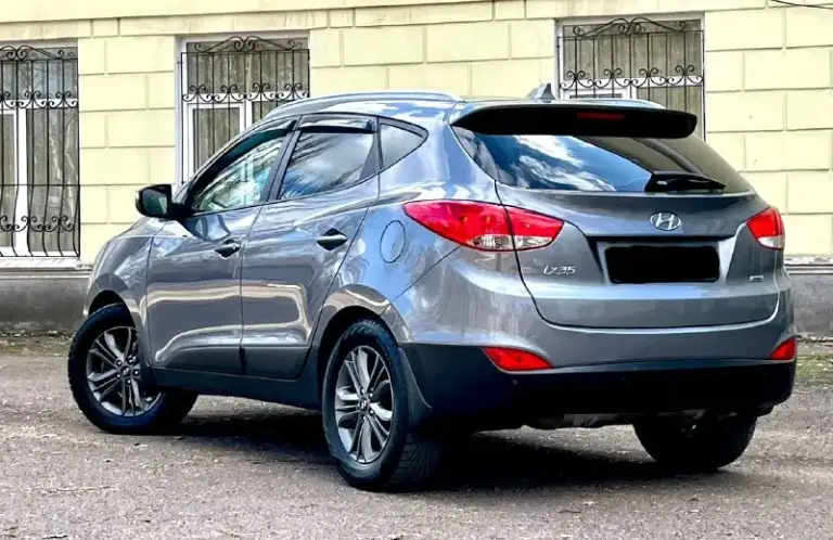 Предлагаю к вашему вниманию hyundai ix 35 2013г. Restyling 4wd 2.0at. Автомобиль в идеальном состоянии. Мотор работает без посторонних звуков. Коробка работает идеально, переключает плавно без тычков и пинков. Пробег 182.ooo. Все стекла в круг родные. По ходовой без нареканий. Пред максимальная комплектация в которую входит: комбинирование кожаные сиденье, подогревы всех сидений, подогрев руля, магнитола с сенсорным экраном и bluetooth, сигнализация starline, датчик света, датчик дождя, камера заднего вида и многое другое.
Любые проверки на любом вашем сто цена 1,420🍋 торг.
Все вопросы по 📞+7-949-522-70-98📞 - фотография - 6