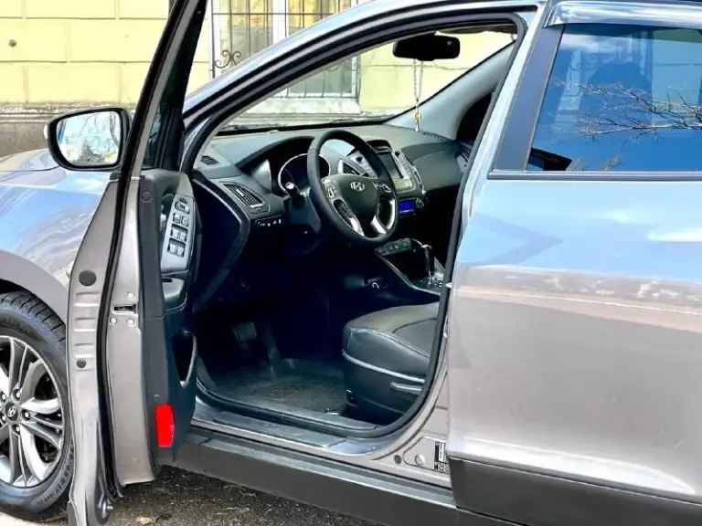 Предлагаю к вашему вниманию hyundai ix 35 2013г. Restyling 4wd 2.0at. Автомобиль в идеальном состоянии. Мотор работает без посторонних звуков. Коробка работает идеально, переключает плавно без тычков и пинков. Пробег 182.ooo. Все стекла в круг родные. По ходовой без нареканий. Пред максимальная комплектация в которую входит: комбинирование кожаные сиденье, подогревы всех сидений, подогрев руля, магнитола с сенсорным экраном и bluetooth, сигнализация starline, датчик света, датчик дождя, камера заднего вида и многое другое.
Любые проверки на любом вашем сто цена 1,420🍋 торг.
Все вопросы по 📞+7-949-522-70-98📞 - фотография - 7