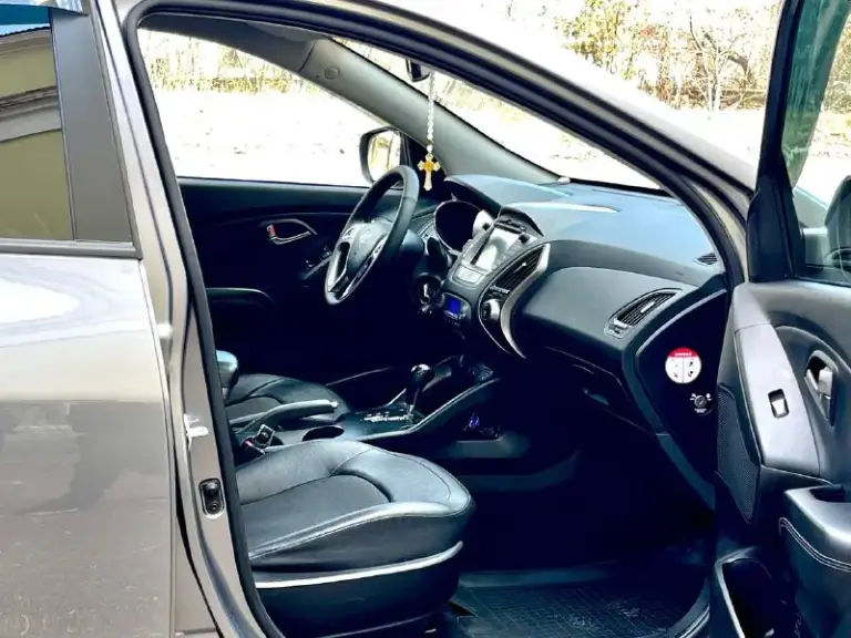 Предлагаю к вашему вниманию hyundai ix 35 2013г. Restyling 4wd 2.0at. Автомобиль в идеальном состоянии. Мотор работает без посторонних звуков. Коробка работает идеально, переключает плавно без тычков и пинков. Пробег 182.ooo. Все стекла в круг родные. По ходовой без нареканий. Пред максимальная комплектация в которую входит: комбинирование кожаные сиденье, подогревы всех сидений, подогрев руля, магнитола с сенсорным экраном и bluetooth, сигнализация starline, датчик света, датчик дождя, камера заднего вида и многое другое.
Любые проверки на любом вашем сто цена 1,420🍋 торг.
Все вопросы по 📞+7-949-522-70-98📞 - фотография - 9