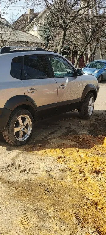 Продам hyundai tucson 2.0 , пробег 240000 км
Год выпуска 2006
Установлено новое ,
  Масло не расходует работает хорошо ,
Обычный автомат
Авто в достойном состоянии
Салон кожа,   подогрев сидений камеры заднего вида, полный электро пакет,   качественная оптика, достойная музыка,
Новая зимняя резина и диски
На 180 местном учёте
Цена 720 донецк днр
Ул куприна 47а
Тел. +79495325914
📲 Tg: федорович
📞 Звоните: +7(949)5325914 - фотография - 2