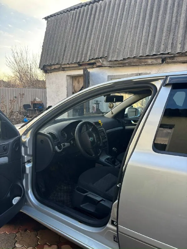 Горловка 🔥 🚨срочно 🚨 💸цена:800k₽ продам skoda octavia а5 ii (рестайлинг) 2012 года выпуска объем:1.6/механика авто в хорошем состоянии двигатель не дымит, не троит работает ровно коробка переключает без хрустов ходовка в норме машина очень экономичная по кузову критично ничего нет, маленькие жизненные косячки присутствуют 📝комплектация: ✅- двухзонный климат контроль ✅- подогрев сидений и зеркал ✅- 4 стеклоподъемника ✅- на зимней хорошей резине❄️ 📑документы в полном порядке штрафов запретов нет остольные вопросы по телефону 📞- +79495126468 —- +79493980147
📞 Звоните: +7(949)5126468 - фотография - 3