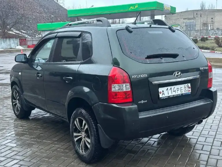 Продам hyundai tucson
2.0 Бензин
Передний привод
Год выпуска 2008
Коробка механика
Пробег 191000 тысячи
В идеальном состоянии
Без рыжиков
Без дтп
Без вмятин
Без царапин
По двигателю вся идеальная не троит не дымит масло не кушает
Коробка работает идеально не выбивает не хрустит всё скорости работают идеально
Подвеска вся обслужена ничего не стучит не гремит
Салон чистый ухоженный
По комплектации имеется
Климат контроль работает
Бортовой компьютер
Подогрев сидений
Подогрев зеркал
4 Стеклоподъемник
И многое другое цена 825 000
+79494581808 - фотография - 2