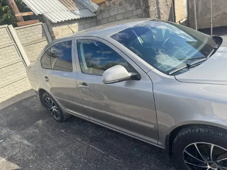 Продаю автомобиль skoda octavia 2010 года выпуска, с пробегом 200 000 километров. Обьем двигателя составляет 1,9 литра, мощность - 105 лошадиных сил.
Коробка передач механическая, привод - передний.
Этот автомобиль идеально подойдет для тех, кто ищет надежный и экономичный автомобиль по доступной цене.
Если вы ищете автомобиль с хорошей репутацией и качеством, то skoda octavia - это отличный выбор.
Он обеспечит вам комфорт и безопасность на дороге, а также экономию на топливе благодаря дизельному двигателю.
Автомобиль полностью обслужен + 2 комплекта резины.
Цена 950000₽
+7 (949) 051-66-43
📞 Звоните: +7(949)0516643 - фотография - 2