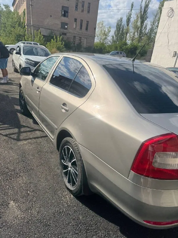 Продаю автомобиль skoda octavia 2010 года выпуска, с пробегом 200 000 километров. Обьем двигателя составляет 1,9 литра, мощность - 105 лошадиных сил.
Коробка передач механическая, привод - передний.
Этот автомобиль идеально подойдет для тех, кто ищет надежный и экономичный автомобиль по доступной цене.
Если вы ищете автомобиль с хорошей репутацией и качеством, то skoda octavia - это отличный выбор.
Он обеспечит вам комфорт и безопасность на дороге, а также экономию на топливе благодаря дизельному двигателю.
Автомобиль полностью обслужен + 2 комплекта резины.
Цена 950000₽
+7 (949) 051-66-43
📞 Звоните: +7(949)0516643 - фотография - 3