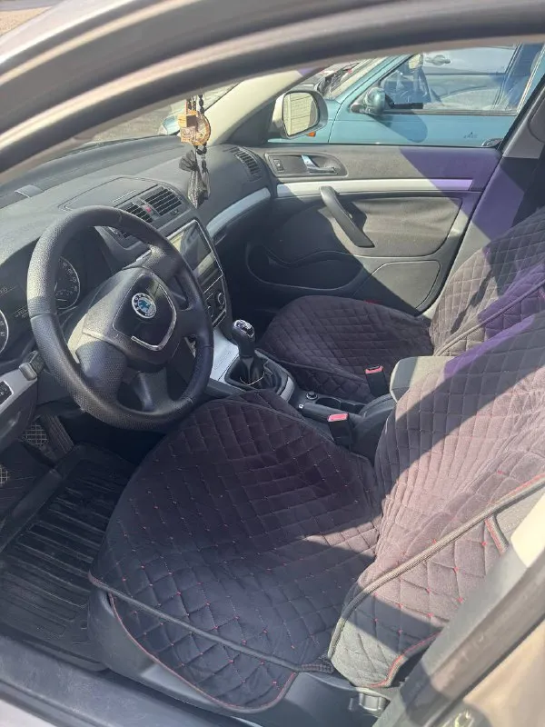 Продаю автомобиль skoda octavia 2010 года выпуска, с пробегом 200 000 километров. Обьем двигателя составляет 1,9 литра, мощность - 105 лошадиных сил.
Коробка передач механическая, привод - передний.
Этот автомобиль идеально подойдет для тех, кто ищет надежный и экономичный автомобиль по доступной цене.
Если вы ищете автомобиль с хорошей репутацией и качеством, то skoda octavia - это отличный выбор.
Он обеспечит вам комфорт и безопасность на дороге, а также экономию на топливе благодаря дизельному двигателю.
Автомобиль полностью обслужен + 2 комплекта резины.
Цена 950000₽
+7 (949) 051-66-43
📞 Звоните: +7(949)0516643 - фотография - 5