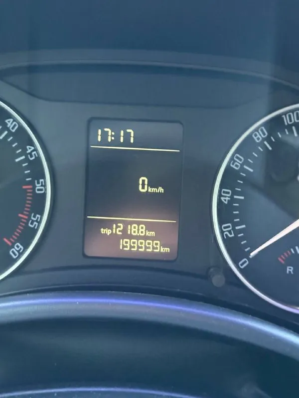 Продаю автомобиль skoda octavia 2010 года выпуска, с пробегом 200 000 километров. Обьем двигателя составляет 1,9 литра, мощность - 105 лошадиных сил.
Коробка передач механическая, привод - передний.
Этот автомобиль идеально подойдет для тех, кто ищет надежный и экономичный автомобиль по доступной цене.
Если вы ищете автомобиль с хорошей репутацией и качеством, то skoda octavia - это отличный выбор.
Он обеспечит вам комфорт и безопасность на дороге, а также экономию на топливе благодаря дизельному двигателю.
Автомобиль полностью обслужен + 2 комплекта резины.
Цена 950000₽
+7 (949) 051-66-43
📞 Звоните: +7(949)0516643 - фотография - 6