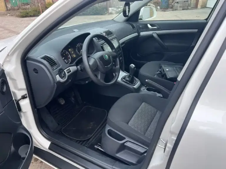 Skoda octavia 2012 года выпуска двигатель 1.6 mpi самый обычный коробка механика пробег 90000 км родного не смотаного без единого окраса любые проверки состояние нового автомобиля два ключа сигнализация с обратной с автозапуском и обратной связью зимняя резина все т. О проходила по регламенту цена 1 мл 180тысяч +7 (949) 520 5972
.
📞 Звоните: +7(949)5205972 - фотография - 9