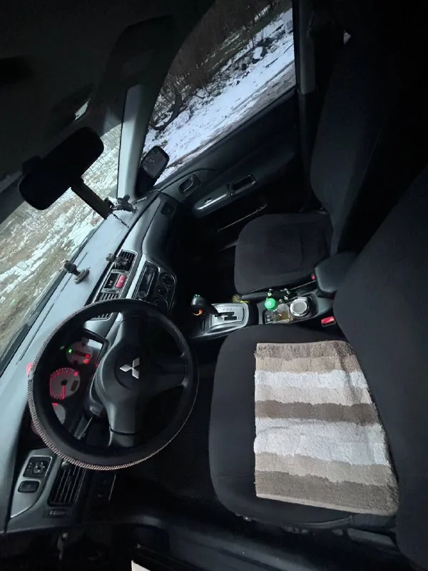 Mitsubishi lancer 1.6 at, 2007
199 999 Км
Цена, ₽: 600000
Пробег, км: 199 999
Поколение: ix рестайлинг (2005—2010)
Тип двигателя: бензин
Привод: передний
Мощность, л. С. : 98
Модификация: 1.6 at (98 л. С. )
Цвет: чёрный
Состояние: не битый
Птс: оригинал
Владельцев по птс: 1
Обмен: не интересует
Кондиционер
Обогрев: передних сидений, зеркал
Автомобиль в хорошем состоянии, простой в ремонте, неприхотливый и надёжный при эксплуатации. Двигатель работает отлично. Дно/пороги/ стаканы/ низа дверей в заводском состоянии. Без единой гнили и сварки. По тех части вложений не требует абсолютно, ничего не стучит и не гремит. Кондиционер обслужен прошлым летом, перезаправили фрион, дует очень хорошо. Ошибок по авто нету. По салону: дверные карты не затертые, ручки целые все, потолок не провис, сидения целые. Авто уже переобута на зимнюю резину. Авто в достойном состоянии, очень трудно найти технически обслуженную машину. Авто в ближайшее время вложений не потребует,
📲 Tg: @alina_malina_bd
📞 Звоните: +7(978)1244436 - фотография - 8