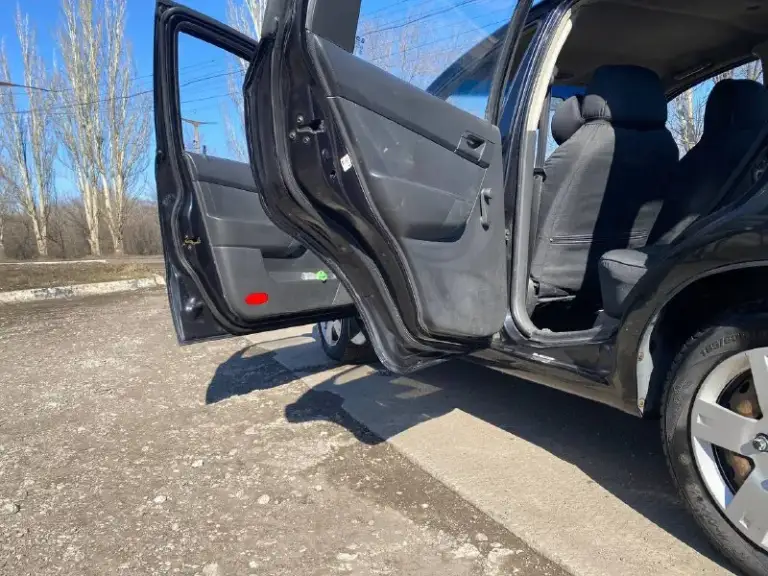 Продам надежный и экономичный авто швроле авео 2011год мотор 1.5 газ/бенз коробка механика, пробег 170тыс км, цена 550₽ состояние отличное, обслужена вся, салон в отличном состоянии делать ни чего не надо, сел и катайся, 3 ключа, сервисная книга, один хозяин машина местная, гаражное хранение, ходовая в порядке, по мотору вопросов нет работает идеально, мягко без стуков и прочих шумов, масло недавно поменял, ошибок нет ни каких коробка работает отлично, документы в порядке все вопросы по тел +79494936731 находиться в макеевке торг - фотография - 1