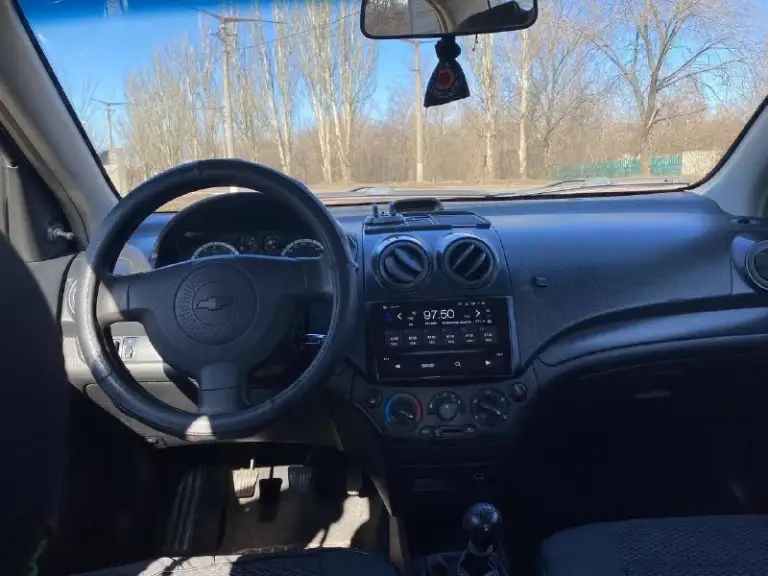 Продам надежный и экономичный авто швроле авео 2011год мотор 1.5 газ/бенз коробка механика, пробег 170тыс км, цена 550₽ состояние отличное, обслужена вся, салон в отличном состоянии делать ни чего не надо, сел и катайся, 3 ключа, сервисная книга, один хозяин машина местная, гаражное хранение, ходовая в порядке, по мотору вопросов нет работает идеально, мягко без стуков и прочих шумов, масло недавно поменял, ошибок нет ни каких коробка работает отлично, документы в порядке все вопросы по тел +79494936731 находиться в макеевке торг - фотография - 2