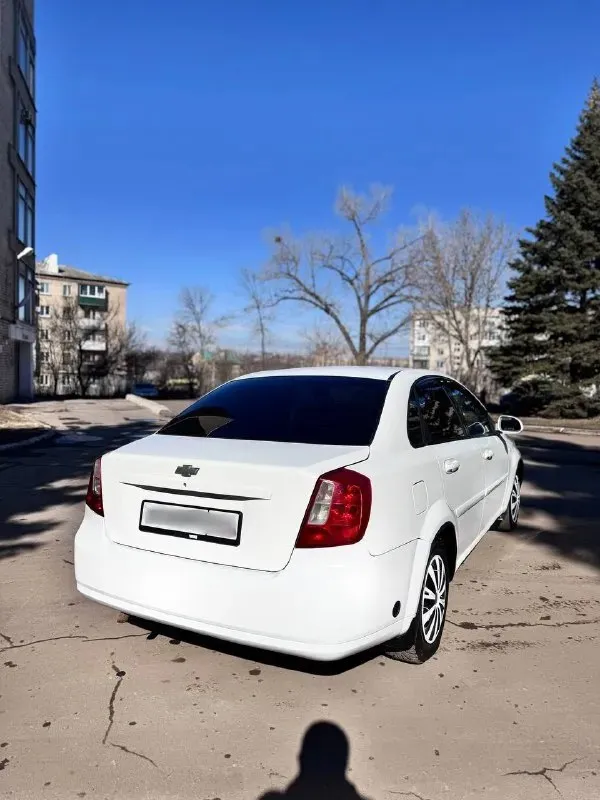 🚗 Chevrolet lacetti, 2007 1.6 механика ( газ бензин ) ✨ ухоженный автомобиль в красивом белом цвете. 👤 1 владелец за всё время эксплуатации. ✔️ без дтп. 📍 покупался при украине, всё время находился в донецке. 📄 чистая история и документы — без залогов, запретов и ограничений. 🚕 не такси, не каршеринг. 🔧 технически полностью обслужен — идеал вложений не требует, сел и поехал. 🧼 чистый и аккуратный салон. ⚙️ комплектация: ❄️ кондиционер 🔘 стеклоподъёмники 💺 регулировка сидений ⛽ вписанный (газ/бензин) — экономичная езда 💰 цена: 530 000 ₽ 🤝 разумный торг при осмотре. 🔄 возможен обмен с доплатой в обе стороны. Звонить +7 (949) 982-57-61 +тг)
📞 Звоните: +7(949)9825761 - фотография - 3