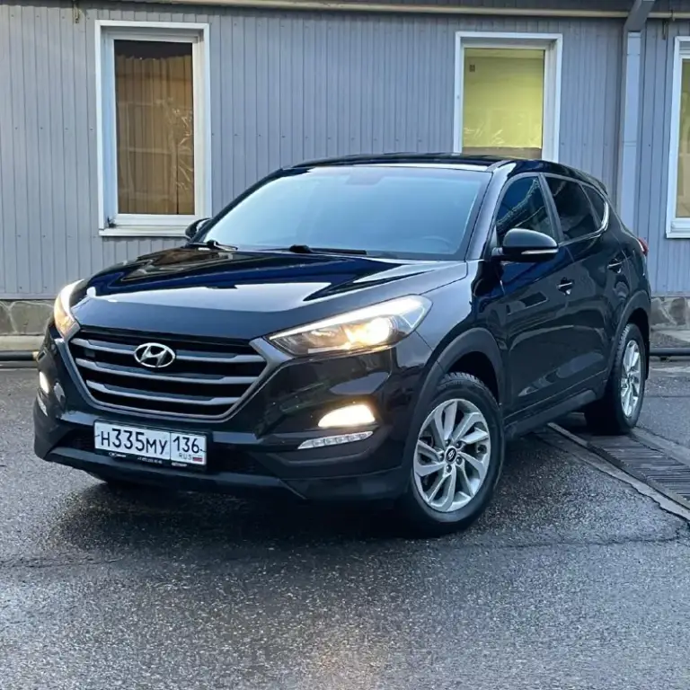 Продам хундай туксон 2017года на климате полный привод автомат. Пробег 181000км. Двигатель 1.6 бензин 177 л. С работает отлично без лишних шумов как часики. По ходовке коробке нареканий нет. По документам всё чисто без каких либо обременений. Цена 1690000р осмотреть авто можно в городе мариуполь. Остальные вопросы по телефону +79496827868.реальному покупателю торг возле авто - фотография - 1