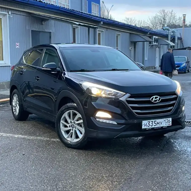 Продам хундай туксон 2017года на климате полный привод автомат. Пробег 181000км. Двигатель 1.6 бензин 177 л. С работает отлично без лишних шумов как часики. По ходовке коробке нареканий нет. По документам всё чисто без каких либо обременений. Цена 1690000р осмотреть авто можно в городе мариуполь. Остальные вопросы по телефону +79496827868.реальному покупателю торг возле авто - фотография - 2
