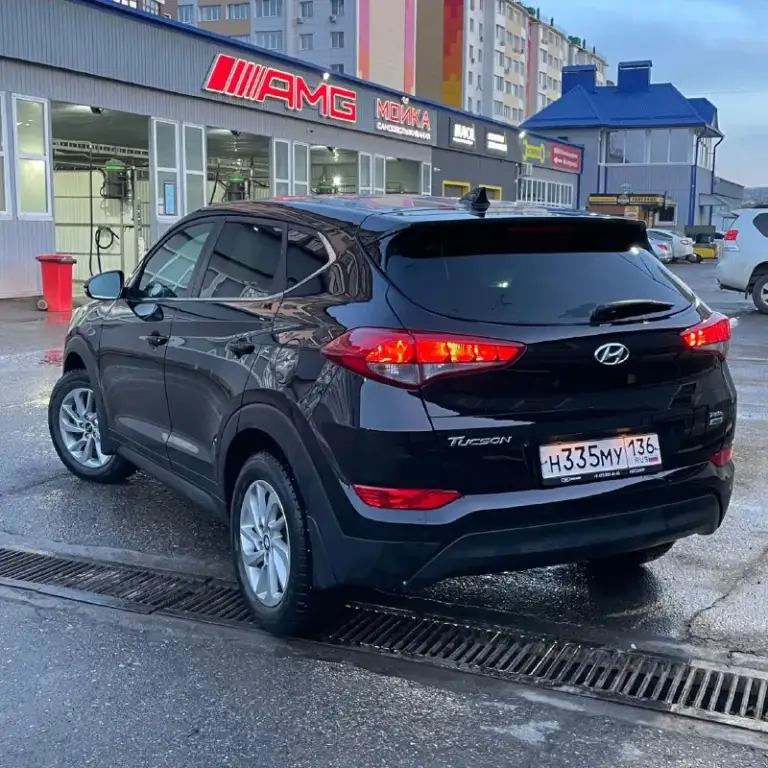 Продам хундай туксон 2017года на климате полный привод автомат. Пробег 181000км. Двигатель 1.6 бензин 177 л. С работает отлично без лишних шумов как часики. По ходовке коробке нареканий нет. По документам всё чисто без каких либо обременений. Цена 1690000р осмотреть авто можно в городе мариуполь. Остальные вопросы по телефону +79496827868.реальному покупателю торг возле авто - фотография - 4