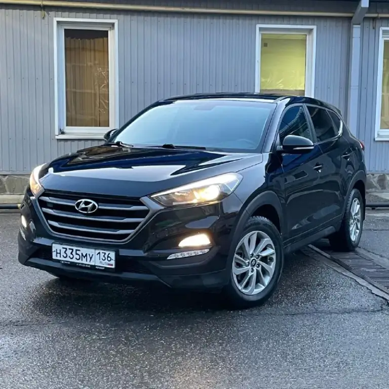 Продам хундай туксон 2017года на климате полный привод автомат. Пробег 181000км. Двигатель 1.6 бензин 177 л. С работает отлично без лишних шумов как часики. По ходовке коробке нареканий нет. По документам всё чисто без каких либо обременений. Цена 1690000р осмотреть авто можно в городе мариуполь. Остальные вопросы по телефону +79496827868.реальному покупателю торг возле авто - фотография - 5