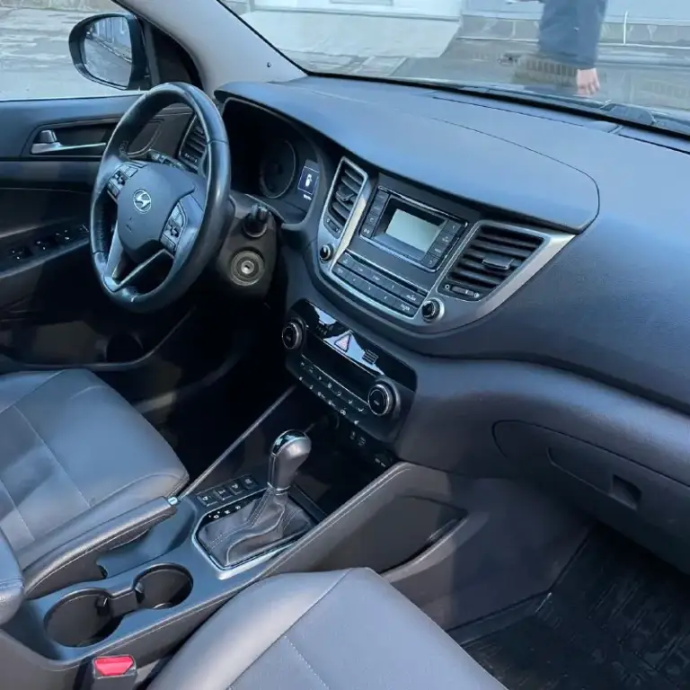 Продам хундай туксон 2017года на климате полный привод автомат. Пробег 181000км. Двигатель 1.6 бензин 177 л. С работает отлично без лишних шумов как часики. По ходовке коробке нареканий нет. По документам всё чисто без каких либо обременений. Цена 1690000р осмотреть авто можно в городе мариуполь. Остальные вопросы по телефону +79496827868.реальному покупателю торг возле авто - фотография - 8