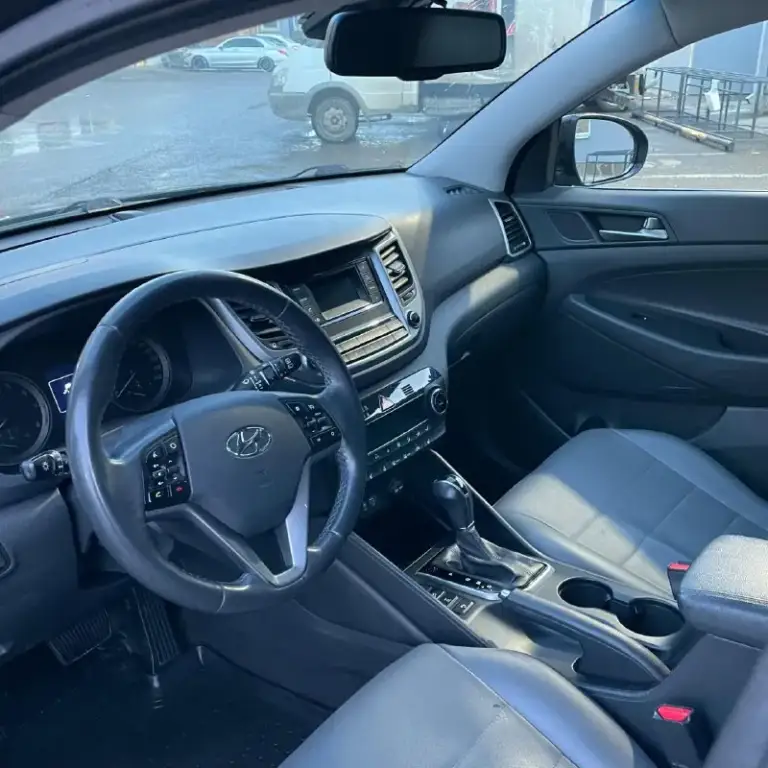 Продам хундай туксон 2017года на климате полный привод автомат. Пробег 181000км. Двигатель 1.6 бензин 177 л. С работает отлично без лишних шумов как часики. По ходовке коробке нареканий нет. По документам всё чисто без каких либо обременений. Цена 1690000р осмотреть авто можно в городе мариуполь. Остальные вопросы по телефону +79496827868.реальному покупателю торг возле авто - фотография - 9