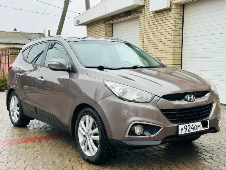 Продам hyundai ix35 на самой максимальной комплектации, 2011 г ( эксплуатация с 2012 ), 2 литра бензин, автомат, родной пробег 183 000, кузов с минимальными окрасами, мотор работает отлично ( без задир 100 %, катализатора вырезан )по запросу отправлю эндоскоп, автомобиль на свежей зимней резине, максимальная комплектация : панорама, полноценный кожаный салон, кнопка start stop, бесключевой доступ, подогрев всех сидений, парктроники, складывания зеркал, полный электропакет, подогрев переднего и заднего стекла, двух зонный климат контроль, автотека отличная, без единого дтп, расчета, техосмотр пройден, донецк, автомобиль возможно осмотреть в любую погоду, стоит в теплом гараже, +79490963384
Цена 1 320 000 торгпокупайте авто с гарантией честной сделки, смотрите мой профиль телеграм (+79493303716 или мой ник avto_lider_dnr) там все отзывы моих клиентов ✅
📲 Tg: @avto_lider_dnr
📞 Звоните: +7(949)0963384 - фотография - 1