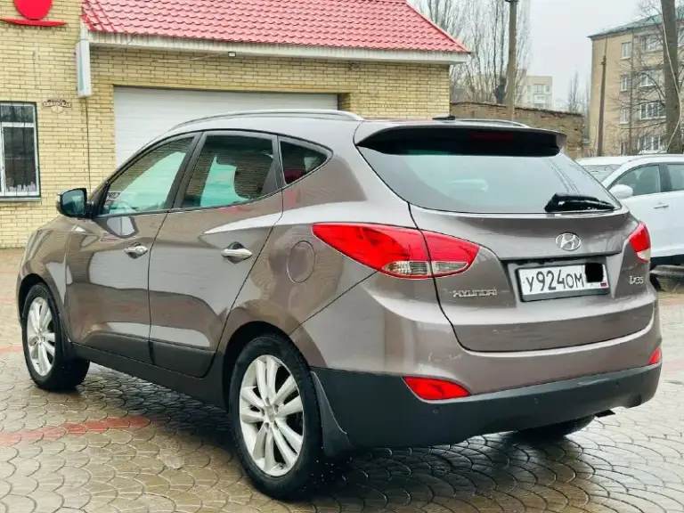 Продам hyundai ix35 на самой максимальной комплектации, 2011 г ( эксплуатация с 2012 ), 2 литра бензин, автомат, родной пробег 183 000, кузов с минимальными окрасами, мотор работает отлично ( без задир 100 %, катализатора вырезан )по запросу отправлю эндоскоп, автомобиль на свежей зимней резине, максимальная комплектация : панорама, полноценный кожаный салон, кнопка start stop, бесключевой доступ, подогрев всех сидений, парктроники, складывания зеркал, полный электропакет, подогрев переднего и заднего стекла, двух зонный климат контроль, автотека отличная, без единого дтп, расчета, техосмотр пройден, донецк, автомобиль возможно осмотреть в любую погоду, стоит в теплом гараже, +79490963384
Цена 1 320 000 торгпокупайте авто с гарантией честной сделки, смотрите мой профиль телеграм (+79493303716 или мой ник avto_lider_dnr) там все отзывы моих клиентов ✅
📲 Tg: @avto_lider_dnr
📞 Звоните: +7(949)0963384 - фотография - 4