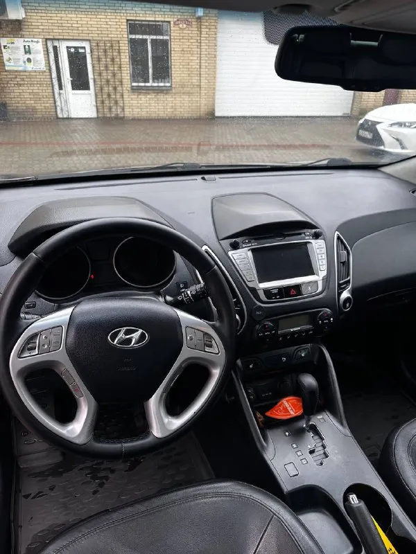 Продам hyundai ix35 на самой максимальной комплектации, 2011 г ( эксплуатация с 2012 ), 2 литра бензин, автомат, родной пробег 183 000, кузов с минимальными окрасами, мотор работает отлично ( без задир 100 %, катализатора вырезан )по запросу отправлю эндоскоп, автомобиль на свежей зимней резине, максимальная комплектация : панорама, полноценный кожаный салон, кнопка start stop, бесключевой доступ, подогрев всех сидений, парктроники, складывания зеркал, полный электропакет, подогрев переднего и заднего стекла, двух зонный климат контроль, автотека отличная, без единого дтп, расчета, техосмотр пройден, донецк, автомобиль возможно осмотреть в любую погоду, стоит в теплом гараже, +79490963384
Цена 1 320 000 торгпокупайте авто с гарантией честной сделки, смотрите мой профиль телеграм (+79493303716 или мой ник avto_lider_dnr) там все отзывы моих клиентов ✅
📲 Tg: @avto_lider_dnr
📞 Звоните: +7(949)0963384 - фотография - 6