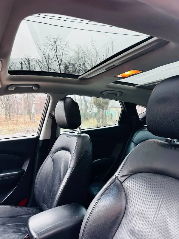Продам hyundai ix35 на самой максимальной комплектации, 2011 г ( эксплуатация с 2012 ), 2 литра бензин, автомат, родной пробег 183 000, кузов с минимальными окрасами, мотор работает отлично ( без задир 100 %, катализатора вырезан )по запросу отправлю эндоскоп, автомобиль на свежей зимней резине, максимальная комплектация : панорама, полноценный кожаный салон, кнопка start stop, бесключевой доступ, подогрев всех сидений, парктроники, складывания зеркал, полный электропакет, подогрев переднего и заднего стекла, двух зонный климат контроль, автотека отличная, без единого дтп, расчета, техосмотр пройден, донецк, автомобиль возможно осмотреть в любую погоду, стоит в теплом гараже, +79490963384
Цена 1 320 000 торгпокупайте авто с гарантией честной сделки, смотрите мой профиль телеграм (+79493303716 или мой ник avto_lider_dnr) там все отзывы моих клиентов ✅
📲 Tg: @avto_lider_dnr
📞 Звоните: +7(949)0963384 - фотография - 7