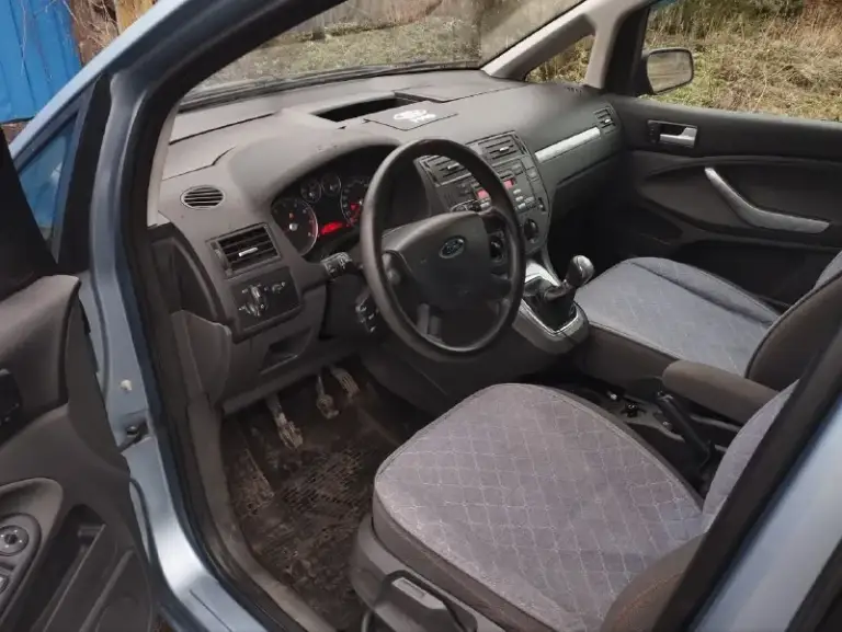 Ford c-max 1.8l, 2007г, пробег 195 000
Сборка германия
Классный, комфортный семейный автомобиль с огромным вместительным салоном-трансформером.
В россии с 2020 года, до этого каталась по дорогам финляндии.
Кузов оцинкованный, состояние на твёрдую 5.
Лкп вкруг близко к заводским значениям - 200-300 мкм.
Мотор цепной, для своего пробега в идеальном состоянии: масло не расходует, работает как часы, едет очень бодро.
Даже на месте родной катализатор.
Всегда своевременные то, машина полностью обслужена. Мотор эксплуатируется на оригинальном масле ford.
По комплектации:
- Кондиционер
- Эсп
- Регулировка руля по высоте и вылету
- Электро зеркала
- Abs
- Неплохая родная музыка
- Подрулевое управление магнитолой
В целом, добротная, универсальная машина, в которой не только чувствуешь себя комфортно на дальних расстояниях, можешь перевозить габаритные грузы, но и есть возможность получить эмоции от быстрой, маневренной езды, потому что машина на это способна.
Свежее то
Цена 585 торг
Горловка, +79494804415 - фотография - 6