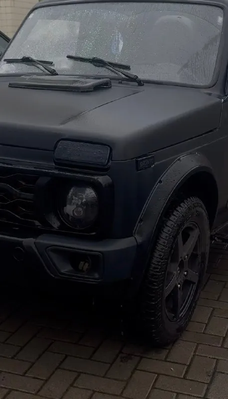 🖤 Ваз niva urban (2015) — брутальный эксклюзив в «рапторе»!
Продаю своего верного коня. Машина делалась для себя, вложено много сил, времени и средств. Полностью обслужена и готова к любым приключениям!
📌 Основное:
• Год выпуска: 2015
• Пробег: 165 000 км
• Цена: 660 000 ₽ (разумный торг у капота 🤝)
🛠 Техническая часть (всё новое!):
• Установлена новая коробка передач.
• Полностью перебрана ходовая: новые рычаги подвески, передние стойки и пружины.
• Новые ступицы.
• Система охлаждения: заменена полностью (включая радиатор).
• Обслужена печка + новый вентилятор (греет отлично).
• Кондиционер — работает исправно, спасает в жару! ❄️
• Новый аккумулятор.
• Электроусилитель руля (эур) — крутится легко.
🌑 Внешний вид:
• Кузов полностью покрыт в черный матовый raptor — выглядит дерзко и не боится царапин.
• Стоят крутые диски на отличной демисезонной резине.
🛋 Салон и комфорт:
• Полностью новый салон: эксклюзивный тоннель пола.
• Руль в алькантаре (с возможностью подключения м
📞 Звоните: +7(985)1204130 - фотография - 3