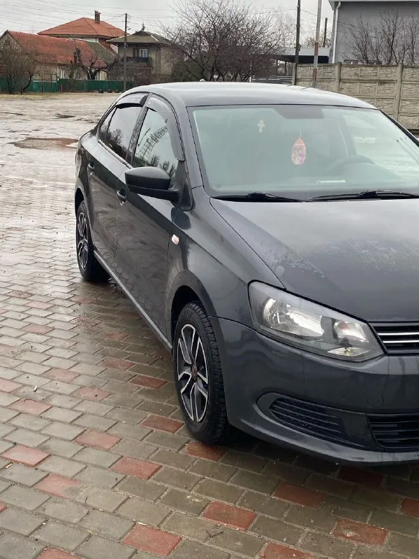 Продам volkswagen polo 2010г 1.6 авто на полном боевом ходу сел поехал техник вся хорошем состоянии продажа срочная 🚨 или обмен с вашей доплатой цена 410 тысяч торг не большой у авто +79495565482 антон звоните в любое время - фотография - 2