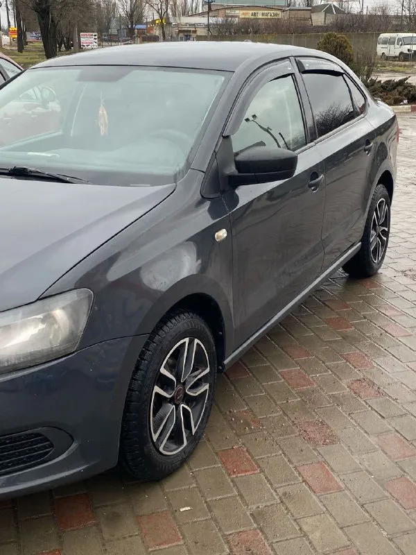 Продам volkswagen polo 2010г 1.6 авто на полном боевом ходу сел поехал техник вся хорошем состоянии продажа срочная 🚨 или обмен с вашей доплатой цена 410 тысяч торг не большой у авто +79495565482 антон звоните в любое время - фотография - 3