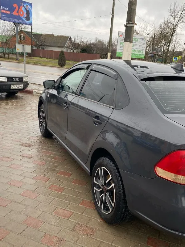 Продам volkswagen polo 2010г 1.6 авто на полном боевом ходу сел поехал техник вся хорошем состоянии продажа срочная 🚨 или обмен с вашей доплатой цена 410 тысяч торг не большой у авто +79495565482 антон звоните в любое время - фотография - 4
