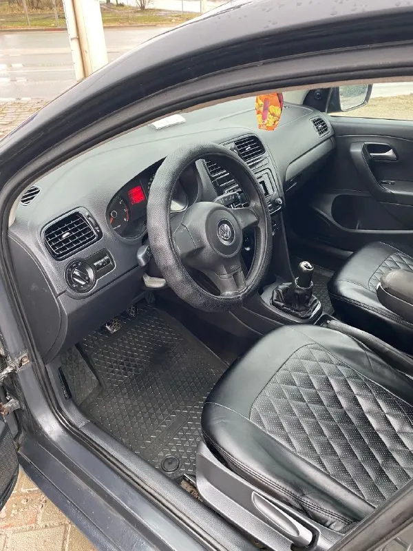 Продам volkswagen polo 2010г 1.6 авто на полном боевом ходу сел поехал техник вся хорошем состоянии продажа срочная 🚨 или обмен с вашей доплатой цена 410 тысяч торг не большой у авто +79495565482 антон звоните в любое время - фотография - 6