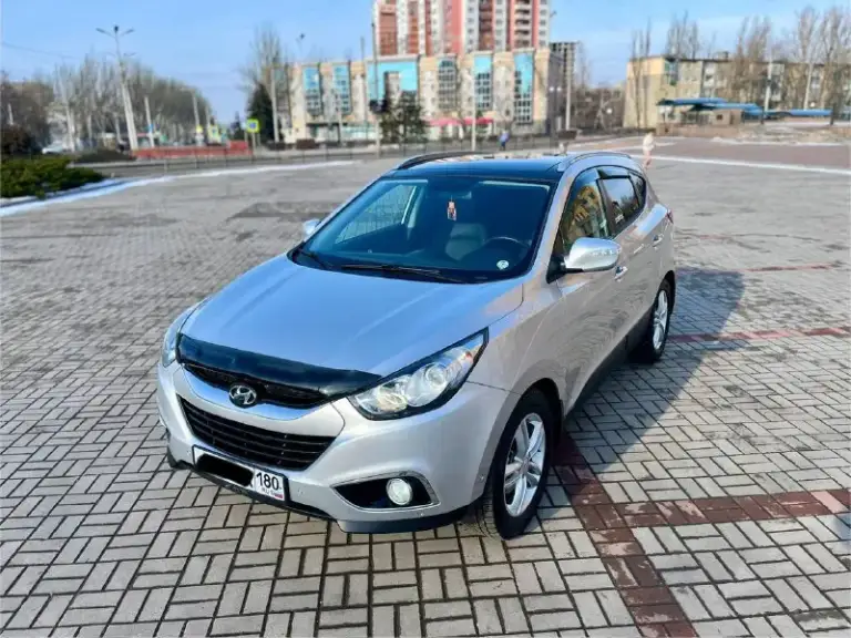 Продам hyundai ix35 sls в отличнейшем состоянии!
Год выпуска: 2011
Пробег: 204 000 км (родной пробег )
Двигатель: 2.0 бензин
Коробка передач: автомат
Привод: полный
Учет: местный
Все стекла родные !
Автомобиль полностью обслужен, включая шлицы полного привода и панорамную крышу. Двигатель в идеальном состоянии, без задиров. Максимальная комплектация.
Особенности и оборудование:
• Панорамная крыша
• Бесключевой доступ и запуск двигателя с кнопки start-stop
• Родной кожаный салон
• Аудиосистема hannibal sounds (6 колонок, сабвуфер в штатном месте)
• Камера заднего вида full hd и парктроники
• Gps-навигация
• Hands-free bluetooth с управлением на руле
• Круиз-контроль и система спуска с горы
• Блокировка дифференциала
• Датчики света и дождя
• Обогрев сидений (4 зоны)
• Двухзонный климат-контроль
• Gsm-сигнализация с автозапуском
• Два комплекта резины
Автомобиль готов к осмотру в донецке.
Прилег техосмотр !
Цена: 1 320 000
📲 Tg: sss$
📞 Звоните: +7(949)5905326 - фотография - 3