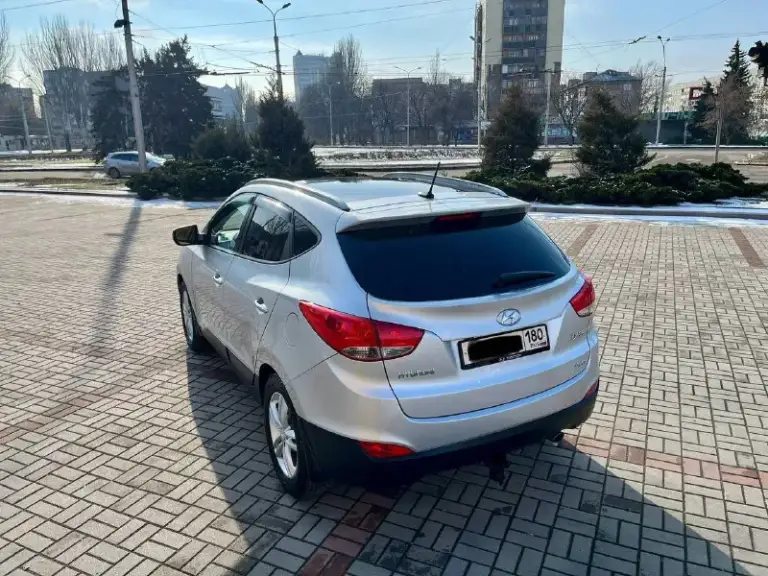 Продам hyundai ix35 sls в отличнейшем состоянии!
Год выпуска: 2011
Пробег: 204 000 км (родной пробег )
Двигатель: 2.0 бензин
Коробка передач: автомат
Привод: полный
Учет: местный
Все стекла родные !
Автомобиль полностью обслужен, включая шлицы полного привода и панорамную крышу. Двигатель в идеальном состоянии, без задиров. Максимальная комплектация.
Особенности и оборудование:
• Панорамная крыша
• Бесключевой доступ и запуск двигателя с кнопки start-stop
• Родной кожаный салон
• Аудиосистема hannibal sounds (6 колонок, сабвуфер в штатном месте)
• Камера заднего вида full hd и парктроники
• Gps-навигация
• Hands-free bluetooth с управлением на руле
• Круиз-контроль и система спуска с горы
• Блокировка дифференциала
• Датчики света и дождя
• Обогрев сидений (4 зоны)
• Двухзонный климат-контроль
• Gsm-сигнализация с автозапуском
• Два комплекта резины
Автомобиль готов к осмотру в донецке.
Прилег техосмотр !
Цена: 1 320 000
📲 Tg: sss$
📞 Звоните: +7(949)5905326 - фотография - 5