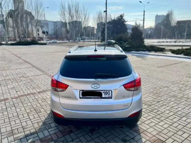 Продам hyundai ix35 sls в отличнейшем состоянии!
Год выпуска: 2011
Пробег: 204 000 км (родной пробег )
Двигатель: 2.0 бензин
Коробка передач: автомат
Привод: полный
Учет: местный
Все стекла родные !
Автомобиль полностью обслужен, включая шлицы полного привода и панорамную крышу. Двигатель в идеальном состоянии, без задиров. Максимальная комплектация.
Особенности и оборудование:
• Панорамная крыша
• Бесключевой доступ и запуск двигателя с кнопки start-stop
• Родной кожаный салон
• Аудиосистема hannibal sounds (6 колонок, сабвуфер в штатном месте)
• Камера заднего вида full hd и парктроники
• Gps-навигация
• Hands-free bluetooth с управлением на руле
• Круиз-контроль и система спуска с горы
• Блокировка дифференциала
• Датчики света и дождя
• Обогрев сидений (4 зоны)
• Двухзонный климат-контроль
• Gsm-сигнализация с автозапуском
• Два комплекта резины
Автомобиль готов к осмотру в донецке.
Прилег техосмотр !
Цена: 1 320 000
📲 Tg: sss$
📞 Звоните: +7(949)5905326 - фотография - 6