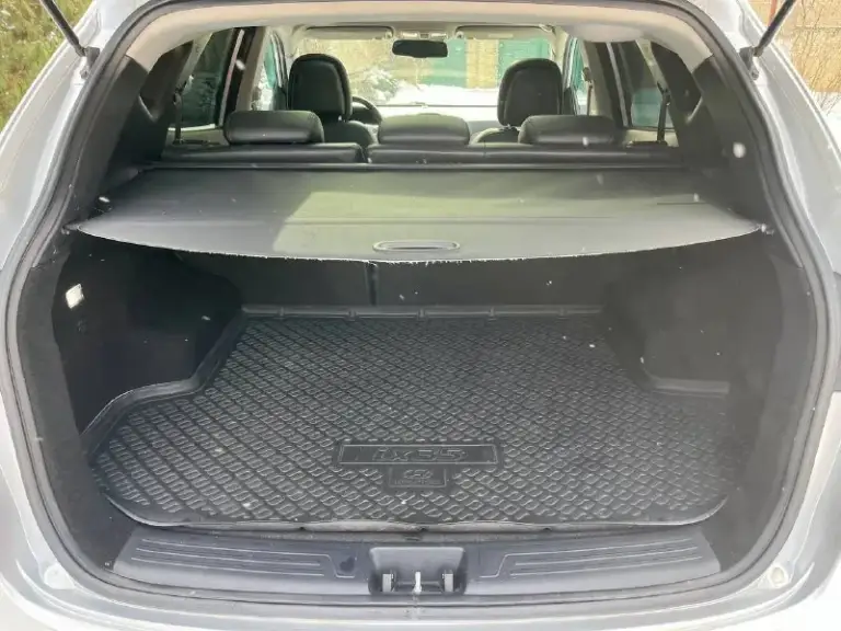 Продам hyundai ix35 sls в отличнейшем состоянии!
Год выпуска: 2011
Пробег: 204 000 км (родной пробег )
Двигатель: 2.0 бензин
Коробка передач: автомат
Привод: полный
Учет: местный
Все стекла родные !
Автомобиль полностью обслужен, включая шлицы полного привода и панорамную крышу. Двигатель в идеальном состоянии, без задиров. Максимальная комплектация.
Особенности и оборудование:
• Панорамная крыша
• Бесключевой доступ и запуск двигателя с кнопки start-stop
• Родной кожаный салон
• Аудиосистема hannibal sounds (6 колонок, сабвуфер в штатном месте)
• Камера заднего вида full hd и парктроники
• Gps-навигация
• Hands-free bluetooth с управлением на руле
• Круиз-контроль и система спуска с горы
• Блокировка дифференциала
• Датчики света и дождя
• Обогрев сидений (4 зоны)
• Двухзонный климат-контроль
• Gsm-сигнализация с автозапуском
• Два комплекта резины
Автомобиль готов к осмотру в донецке.
Прилег техосмотр !
Цена: 1 320 000
📲 Tg: sss$
📞 Звоните: +7(949)5905326 - фотография - 9